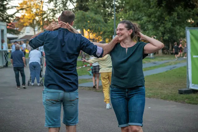 Musik und gute Stimmung: Im Bürgerpark wurde am Samstag beim SWR4 Festival gefeiert, getanzt und gemeinsam Musik erlebt. | Foto: Paul Needham