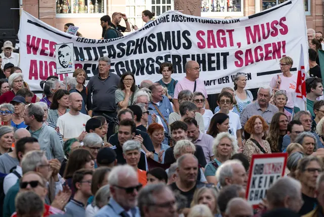 In Frankfurt haben laut Polizei rund 2.500 Menschen gegen die AfD demonstriert.  | Foto: Boris Roessler/dpa