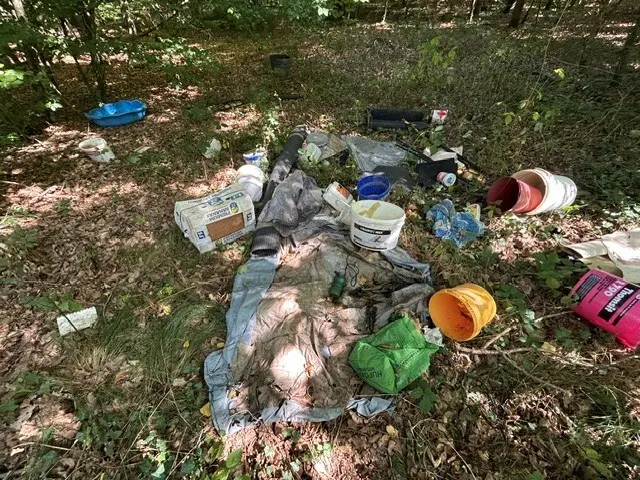Im Wald bei Steinweiler wurde eine größere Menge illegal abgeladener Müll entdeckt. Die Polizei sucht Zeugen, die Hinweise zu Personen, Anhänger oder Transporter geben können. | Foto: Polizei Wörth 