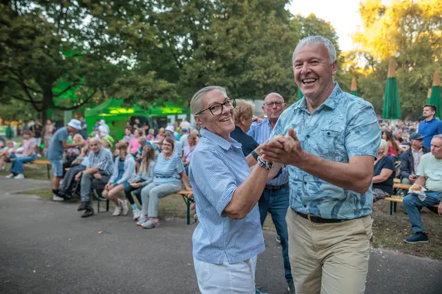 Musik und gute Stimmung: Im Bürgerpark wurde am Samstag beim SWR4 Festival gefeiert, getanzt und gemeinsam Musik erlebt. | Foto: Paul Needham