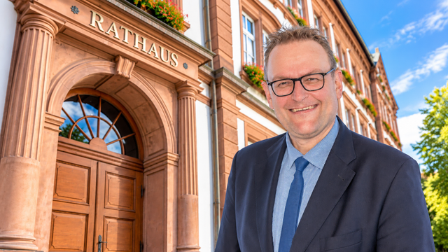 Markus Zwick (CDU) hat die Oberbürgermeisterwahl in Pirmasens klar gewonnen. Der Amtsinhaber erhielt 81,4 Prozent der gültigen Stimmen. | Foto: Erik Stegner,  Montage unter Verwendung von KI. Foto Rathaus: Stegner / Portrait: Markus Zwick