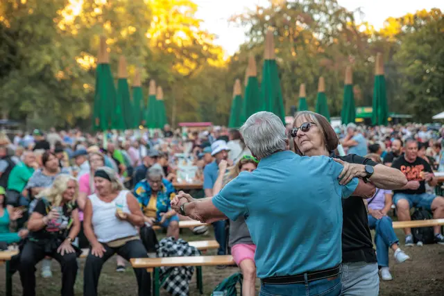 Musik und gute Stimmung: Im Bürgerpark wurde am Samstag beim SWR4 Festival gefeiert, getanzt und gemeinsam Musik erlebt. | Foto: Paul Needham