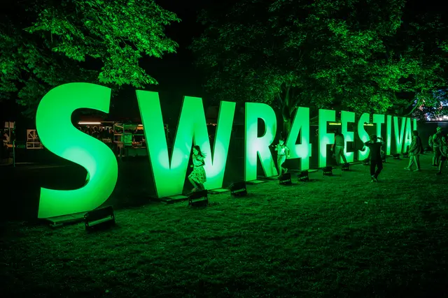 Musik und gute Stimmung: Im Bürgerpark wurde am Samstag beim SWR4 Festival gefeiert, getanzt und gemeinsam Musik erlebt. | Foto: Paul Needham
