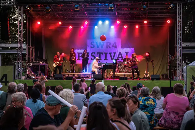 Abendprogramm: Mit „BITCH IS BACK“ wurde der Samstagabend zum musikalischen Höhepunkt des Festivals. Die Elton-John-Tribute-Show verwandelte den Bürgerpark in eine ausgelassene Tanzfläche. | Foto: Paul Needham
