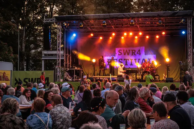 Abendprogramm: Mit „BITCH IS BACK“ wurde der Samstagabend zum musikalischen Höhepunkt des Festivals. Die Elton-John-Tribute-Show verwandelte den Bürgerpark in eine ausgelassene Tanzfläche. | Foto: Paul Needham