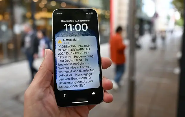 Der Probealarm sollte die meisten Handys auch dann erreichen, wenn keine Warnapps installiert sind. (Archivbild) | Foto: Bernd Weißbrod/dpa