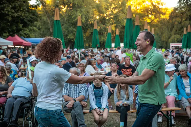 Musik und gute Stimmung: Im Bürgerpark wurde am Samstag beim SWR4 Festival gefeiert, getanzt und gemeinsam Musik erlebt. | Foto: Paul Needham
