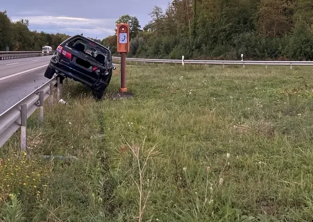 Nach einem Unfall auf der A65 bei der Anschlussstelle Rohrbach sucht die Polizei einen weißen Pkw. Eine Fahrerin kam von der Fahrbahn ab und blieb mit ihrem Auto auf der Leitplanke stehen. | Foto: Polizeidirektion Landau