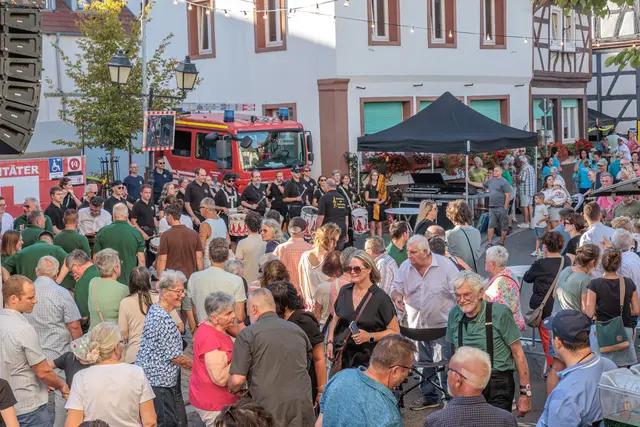 Zahlreiche Besucherinnen und Besucher genossen am Freitag Musik, Geselligkeit und die besondere Atmosphäre des Hinterstädtels. | Foto: Paul Needham