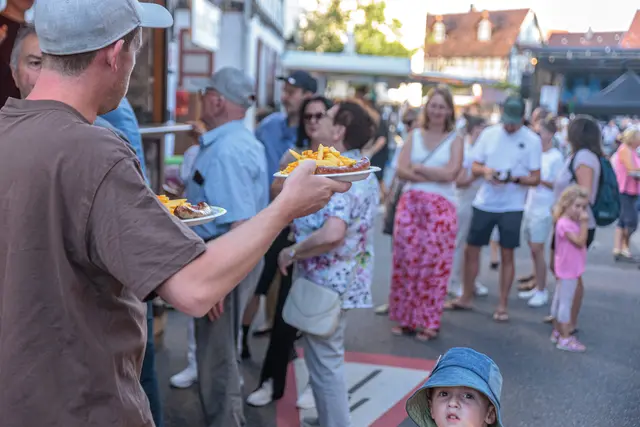 Kulinarisch gut versorgt: Bei Essen und Trinken ließen es sich die Besucherinnen und Besucher des Hinterstädtelfests am Freitagabend in geselliger Runde gutgehen. | Foto: Paul Needham
