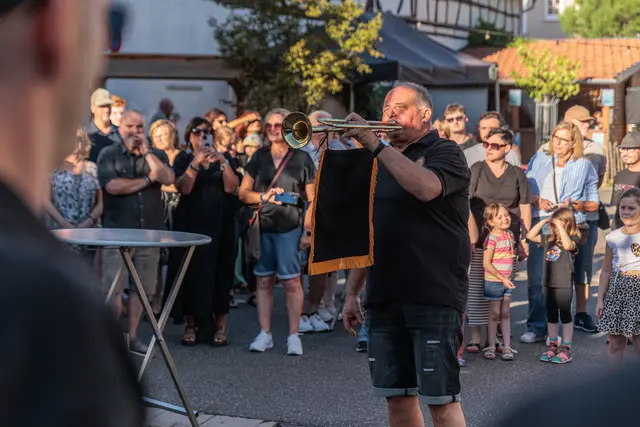 Musikalisch begleitet: Mit Musik und guter Stimmung wurde am Freitagabend die Eröffnung des Hinterstädtelfests in Jockgrim gefeiert. | Foto: Paul Needham