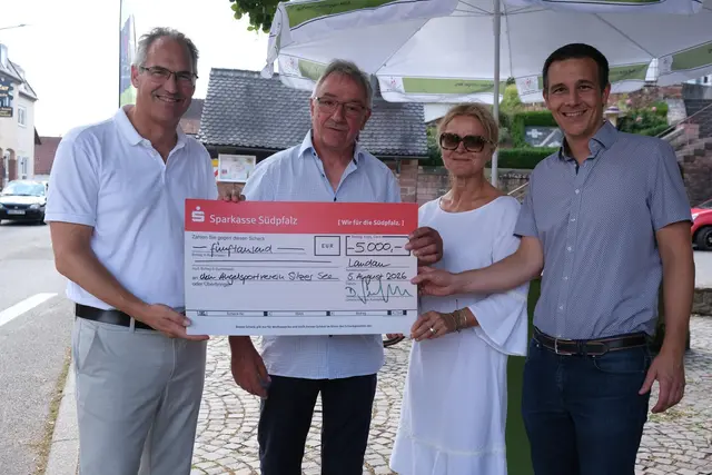 Landrat Dietmar Seefeldt übergibt 5000 Euro für Maßnahmen zum Erhalt des Silzer Sees. | Foto: KV SÜW