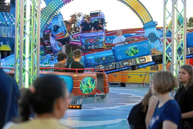Rasante Fahrten und buntes Kirmestreiben gehören auch in diesem Jahr zum Grenadiermarkt auf dem Meßplatz in Pirmasens. | Foto: Norbert Scharf