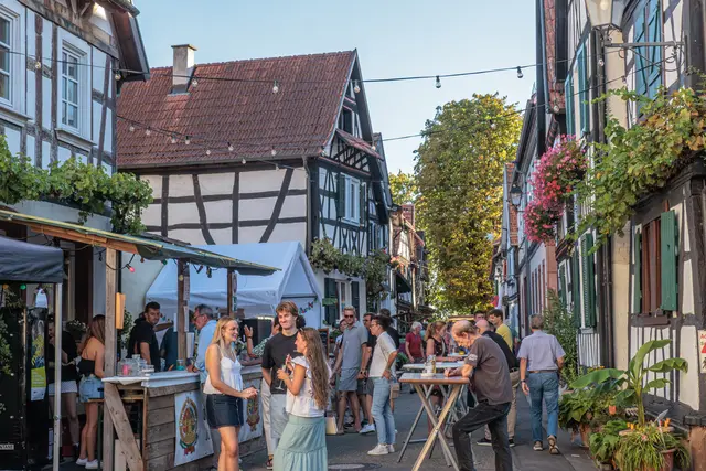 Beim Hinterstädtelfest in Jockgrim wurde am Freitagabend in den historischen Gassen und Höfen gemeinsam gefeiert. | Foto: Paul Needham