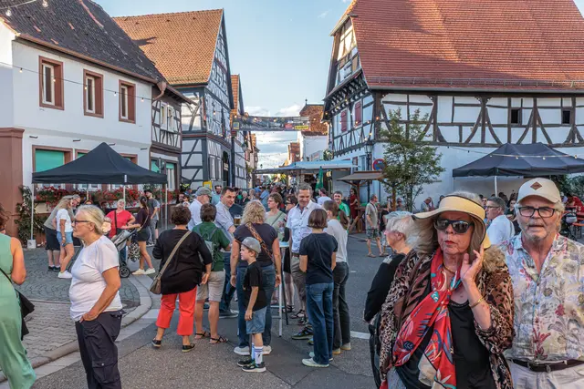 Zahlreiche Besucherinnen und Besucher genossen am Freitag Musik, Geselligkeit und die besondere Atmosphäre des Hinterstädtels. | Foto: Paul Needham