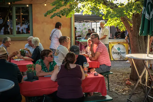 Beim Hinterstädtelfest in Jockgrim wurde am Freitagabend in den historischen Gassen und Höfen gemeinsam gefeiert. | Foto: Paul Needham