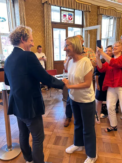 Der Erste Beigeordnete Alexander Schubert (CDU) gratuliert Seiler zum Wahlerfolg. | Foto: Stadt Speyer