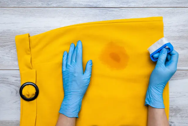 Bei Fettflecken ist nicht gleich das gesamte Kleidungsstück ruiniert. Mit der richtigen Behandlung gehen die Flecken schnell wieder raus. | Foto: Oleg Opryshko/stock.adobe.com