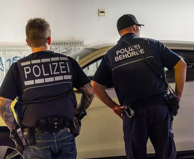 Bei einem abendlichen Einsatz in der Karlsruher Innenstadt kontrollierten Polizei und Ordnungsamt Fahrzeuge und gingen gegen Tempoverstöße, Lärm und Falschparken vor. | Foto: Stadt Karlsruhe, Boris Burghardt