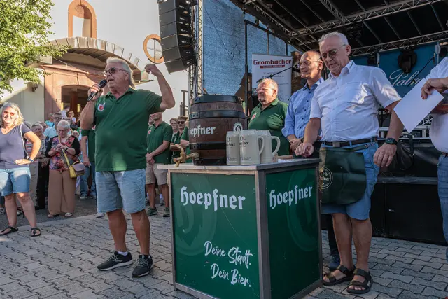 Offiziell eröffnet: Mit dem Fassanstich fiel am Freitagabend der Startschuss für das Hinterstädtelfest in Jockgrim. | Foto: Paul Needham