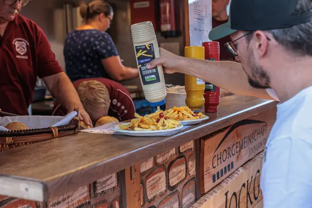 Kulinarisch gut versorgt: Bei Essen und Trinken ließen es sich die Besucherinnen und Besucher des Hinterstädtelfests am Freitagabend in geselliger Runde gutgehen. | Foto: Paul Needham