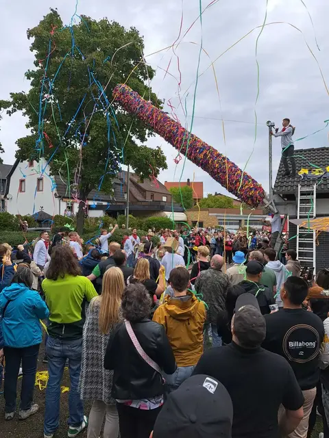 Wenn der Kerwestrauß hängt, kann nichts mehr passieren!  | Foto: KKJ Siegelbach 