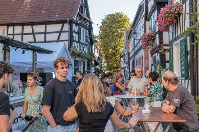 Zahlreiche Besucherinnen und Besucher genossen am Freitag Musik, Geselligkeit und die besondere Atmosphäre des Hinterstädtels. | Foto: Paul Needham