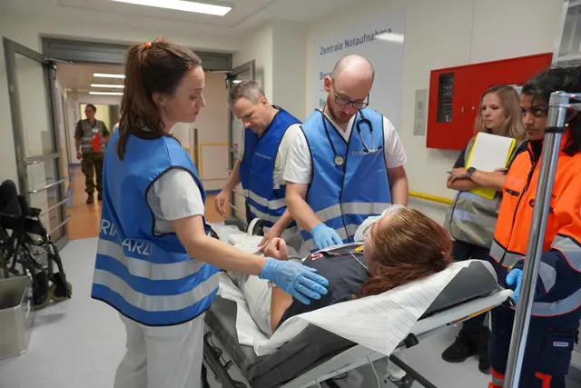 Im Westpfalz-Klinikum wurde die Versorgung vieler Verletzter unter realitätsnahen Bedingungen geprobt. Zu sehen ist hier eine Patientin auf dem Weg in die Bildgebung  | Foto: Westpfalz-Klinikum/gratis
