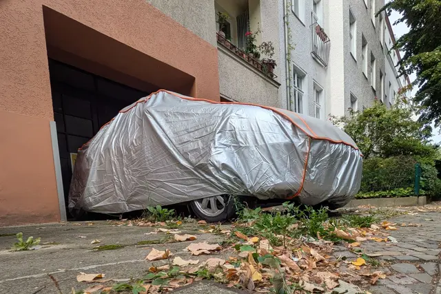 Gut verpackt: Hagelschutzdecken sollen vor Beulen und Lackschäden durch Hagelschlag schützen. | Foto: Tom Nebe/dpa-mag