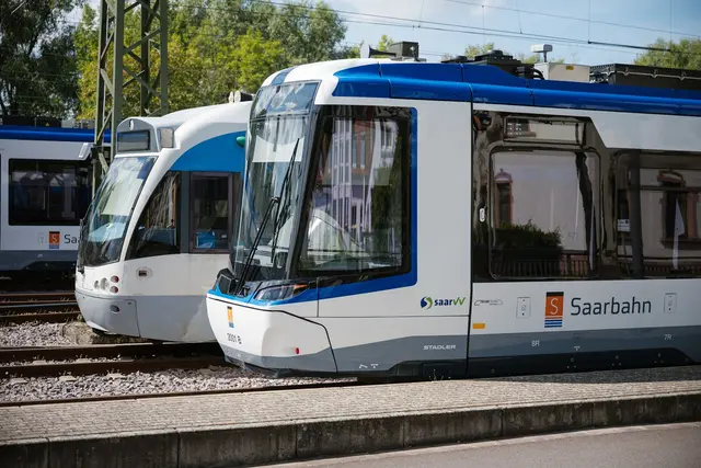 Die Saarbahn steht am Montag erneut still. (Archivbild) | Foto: Oliver Dietze/dpa