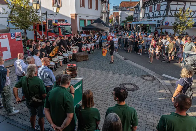 Musikalisch begleitet: Mit Musik und guter Stimmung wurde am Freitagabend die Eröffnung des Hinterstädtelfests in Jockgrim gefeiert. | Foto: Paul Needham