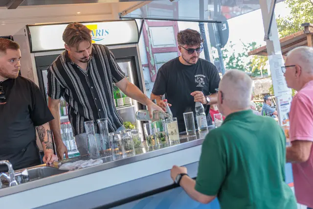 Kulinarisch gut versorgt: Bei Essen und Trinken ließen es sich die Besucherinnen und Besucher des Hinterstädtelfests am Freitagabend in geselliger Runde gutgehen. | Foto: Paul Needham