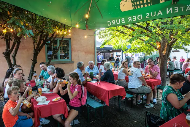Beim Hinterstädtelfest in Jockgrim wurde am Freitagabend in den historischen Gassen und Höfen gemeinsam gefeiert. | Foto: Paul Needham