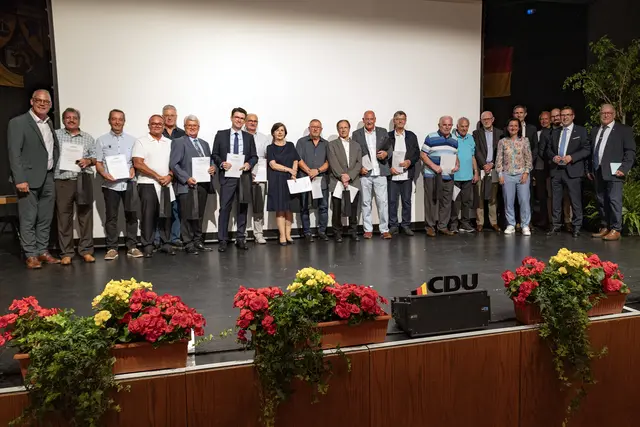 Die geehrten Mitglieder der CDU Ramstein-Miesenbach mit Bürgermeister Ralf Hechler (links) sowie (v.r.) Moderator Joachim Felka, Staatsminister Marcus Klein, Bundestagsabgeordneter Florian Bilic, CDU-Fraktionschef Christoph Gensch und die CDU-Vorsitzende Sarah Layes. | Foto: Stefan Layes