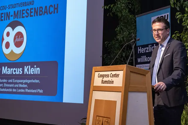 Gastredner Marcus Klein, Staatsminister und Chef der Staatskanzlei bei seiner Ansprache. | Foto: Stefan Layes