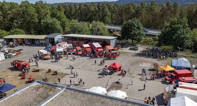 Blick von der Drehleiter am Tag der offenen Tür auf den Hof der Feuerwache. | Foto: Stefan Layes