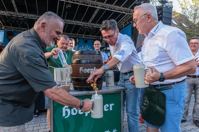 Offiziell eröffnet: Mit dem Fassanstich fiel am Freitagabend der Startschuss für das Hinterstädtelfest in Jockgrim. | Foto: Paul Needham