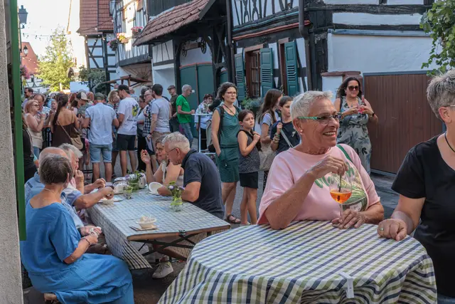 Kulinarisch gut versorgt: Bei Essen und Trinken ließen es sich die Besucherinnen und Besucher des Hinterstädtelfests am Freitagabend in geselliger Runde gutgehen. | Foto: Paul Needham
