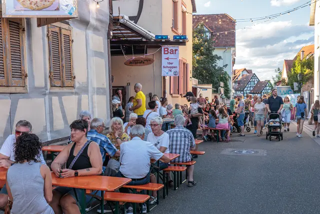 Kulinarisch gut versorgt: Bei Essen und Trinken ließen es sich die Besucherinnen und Besucher des Hinterstädtelfests am Freitagabend in geselliger Runde gutgehen. | Foto: Paul Needham