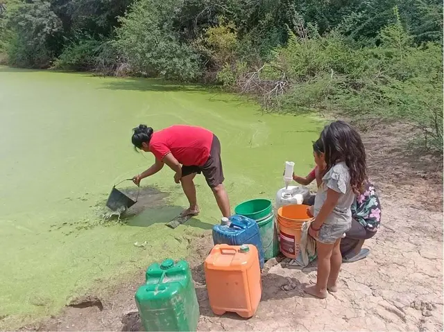 Frauen in San José Esteros/Paraguay schöpfen Wasser aus einem See, die Wasserqualität ist sehr schlecht. | Foto: zur freien Verfügung