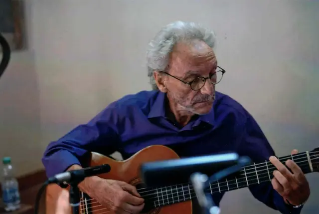 Werner Mansmann alias „Lautenpeter“ steht seit mehr als 60 Jahren auf der Bühne. Am Sonntag gibt er zum Tag des offenen Denkmals ein kostenloses Konzert in Annweiler. | Foto: Martin Graf