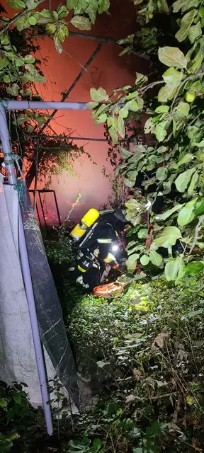 In Schermbeck stand eine Gartenlaube an der Weseler Straße in Vollbrand. Zwei Löschzüge der Feuerwehr waren bis nach Mitternacht im Einsatz. | Foto: Feuerwehr Schermbeck