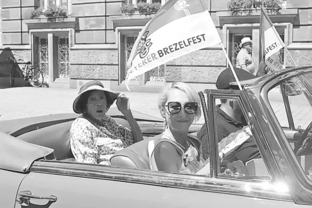 Noch im Juli war Inge Fleischmann als Ehrengast beim Speyerer Brezelfestumzug dabei. Am Samstag ist die langjährige Wirtin des Narrenstübchens im Alter von 89 Jahren gestorben. | Foto: Cornelia Bauer