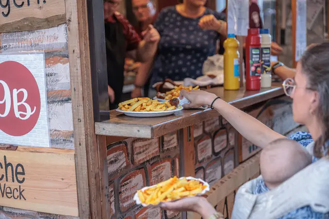 Kulinarisch gut versorgt: Bei Essen und Trinken ließen es sich die Besucherinnen und Besucher des Hinterstädtelfests am Freitagabend in geselliger Runde gutgehen. | Foto: Paul Needham