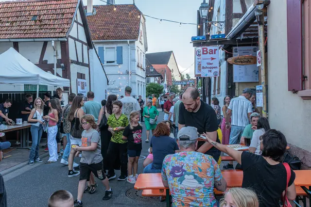 Zahlreiche Besucherinnen und Besucher genossen am Freitag Musik, Geselligkeit und die besondere Atmosphäre des Hinterstädtels. | Foto: Paul Needham