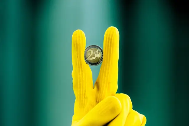 Zwei Euro mehr pro Stunde. „Das sollte allen, die den Donnersbergkreis sauber haben wollen, die Sache wert sein“, sagt die Gebäudereiniger-Gewerkschaft IG BAU Süd-West-Pfalz. | Foto: IG Bau/Florian Göricke/gratis