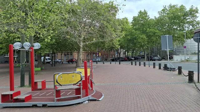 Der Parkplatz mit Bäumen in der Denisstraße könnte nach den Ideen im Rahmenplan bebaut werden.  | Foto: VCD Ludwigshafen-Vorderpfalz