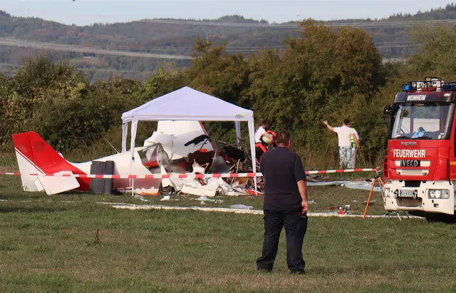Drei Menschen aus dem Flugzeug seien verwandt, darunter einer der Toten.  | Foto: Rene Priebe/PR-Video/dpa