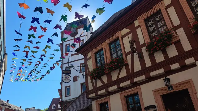 Im Spinnrädl in der Schillerstraße läuft beim Apéro-Treff entspannte Musik – dazu gibt es kühle Getränke zum Start in den Samstag  | Foto: Monika Klein