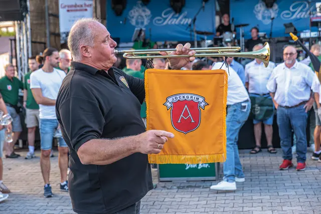 Musikalisch begleitet: Mit Musik und guter Stimmung wurde am Freitagabend die Eröffnung des Hinterstädtelfests in Jockgrim gefeiert. | Foto: Paul Needham